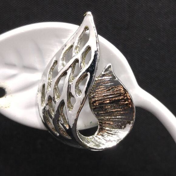 Vintage 1960s Celebrity Silver Tone Leaf Clip On Earrings Textured Openwork - Picture 6 of 7